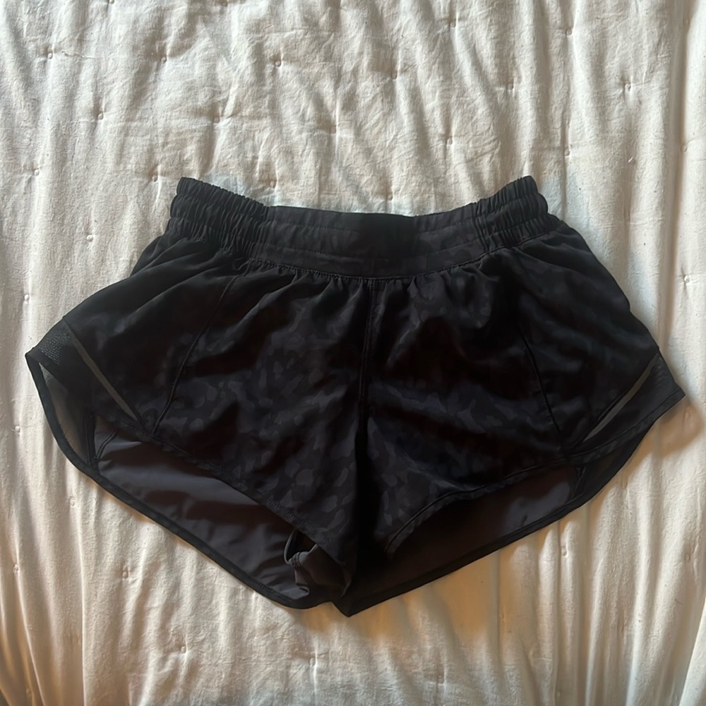 Lululemon Cheeta Print Hotty Hot Shorts 2.5” || size 6!